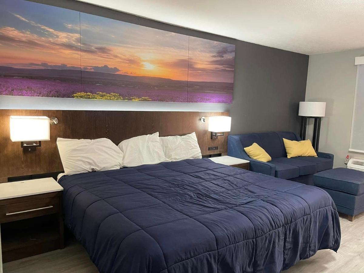 Luxor Inn & Suites, A Travelodge By Wyndham Elkins Exterior photo