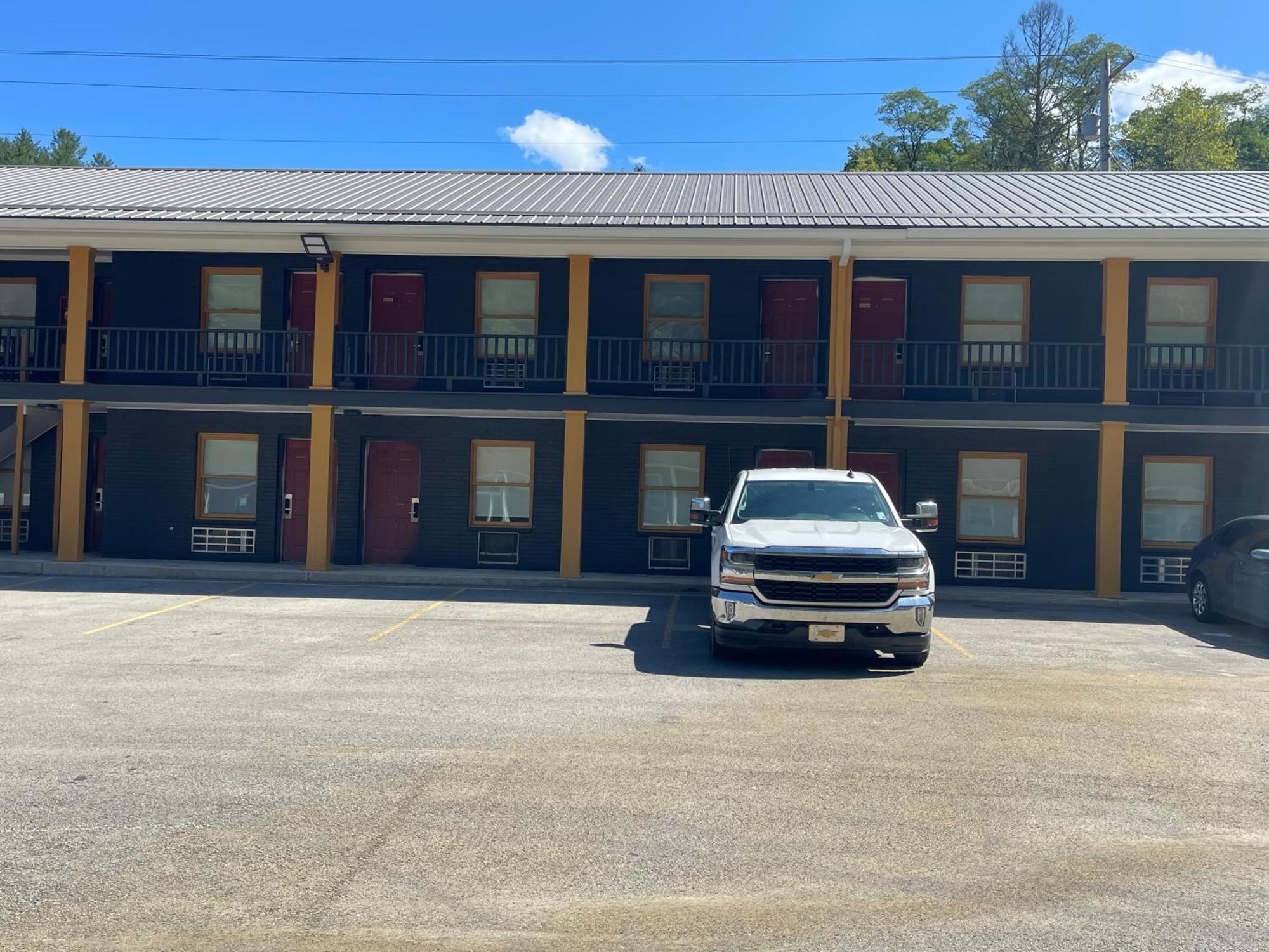 Luxor Inn & Suites, A Travelodge By Wyndham Elkins Exterior photo
